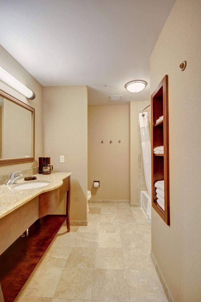 Hampton Inn & Suites Alexandria image