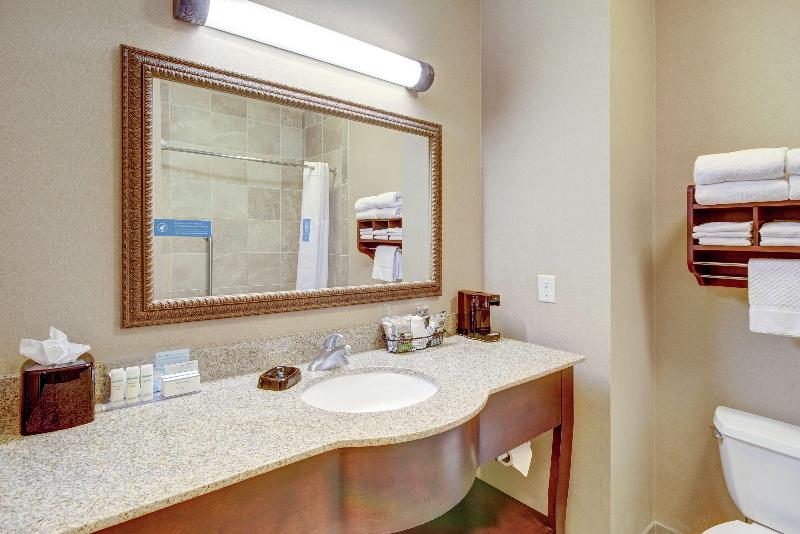 Hampton Inn & Suites Alexandria image
