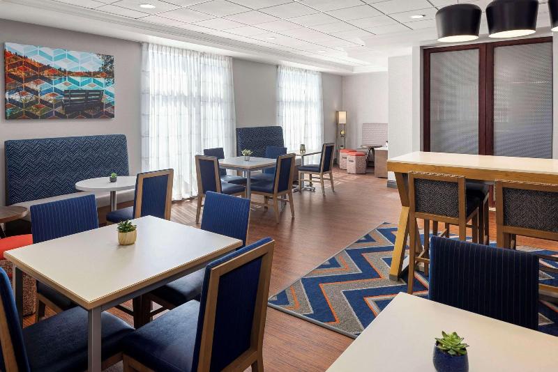 Hampton Inn Fairmont image
