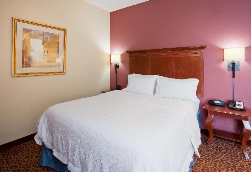 Hampton Inn Fairmont image