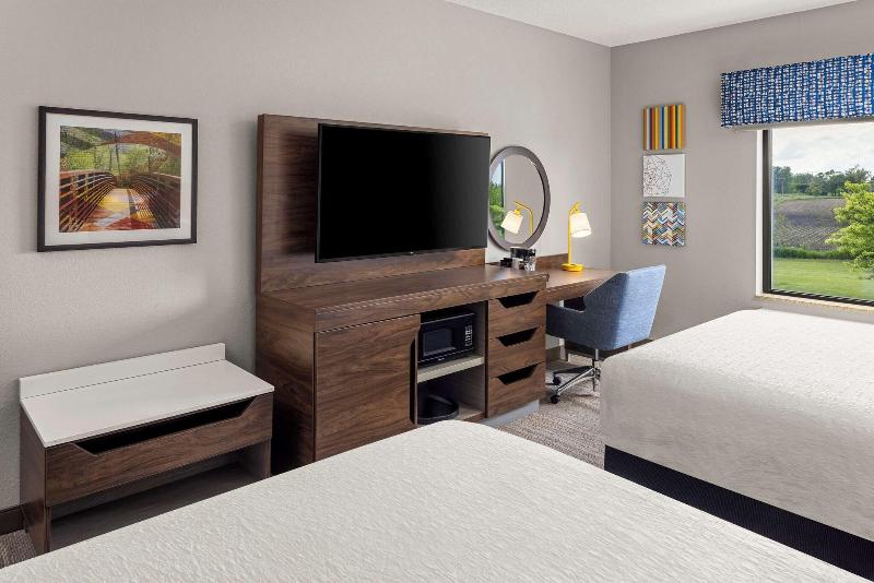 Hampton Inn Fairmont image