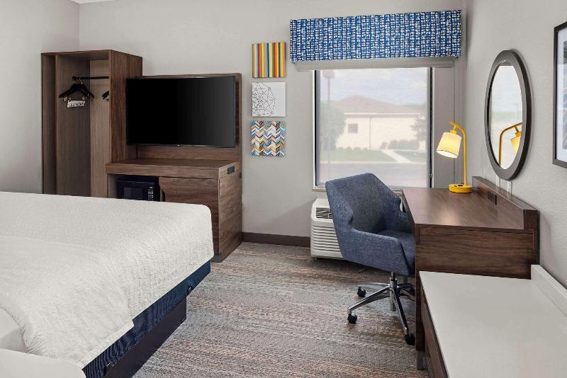 Hampton Inn Fairmont image