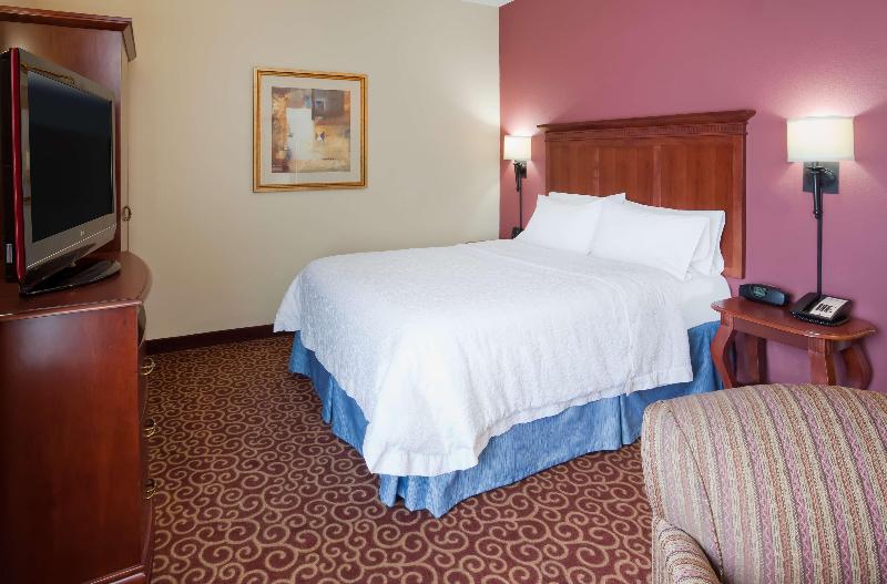 Hampton Inn Fairmont image
