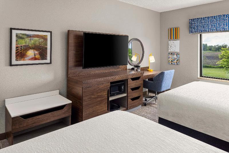 Hampton Inn Fairmont image