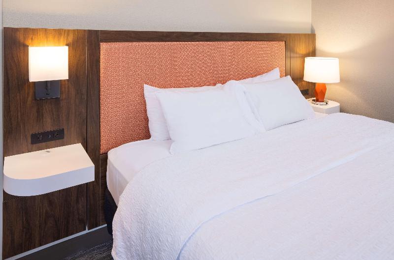 Hampton Inn Fairmont image