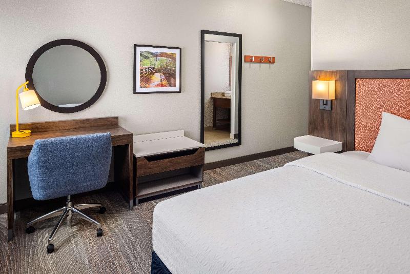 Hampton Inn Fairmont image