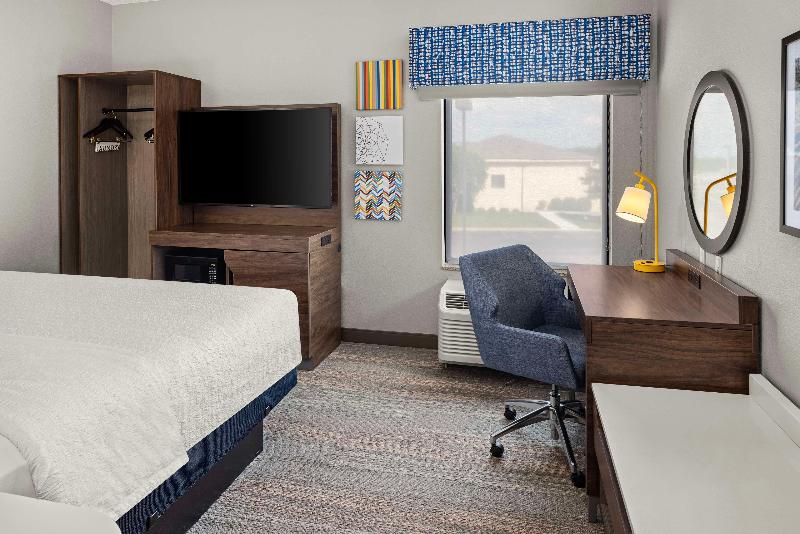 Hampton Inn Fairmont image