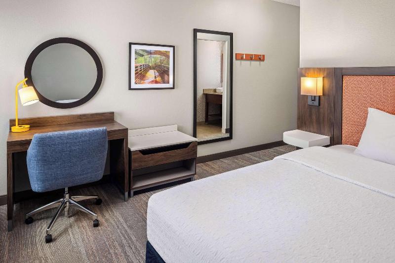 Hampton Inn Fairmont image