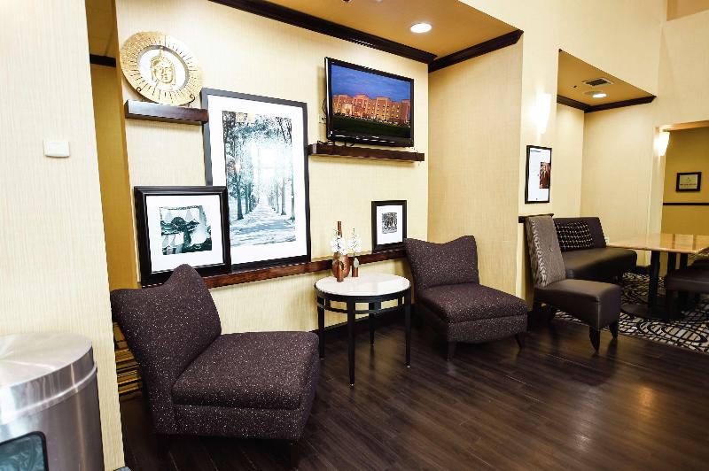 Hampton Inn & Suites Pine Bluff image