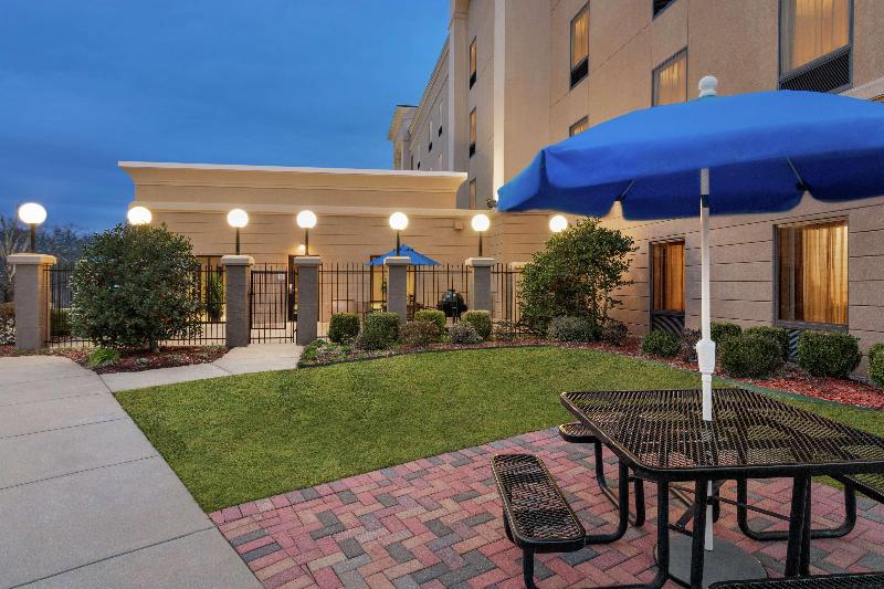 Hampton Inn & Suites Pine Bluff image