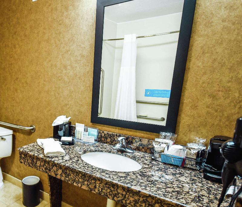 Hampton Inn & Suites Pine Bluff image