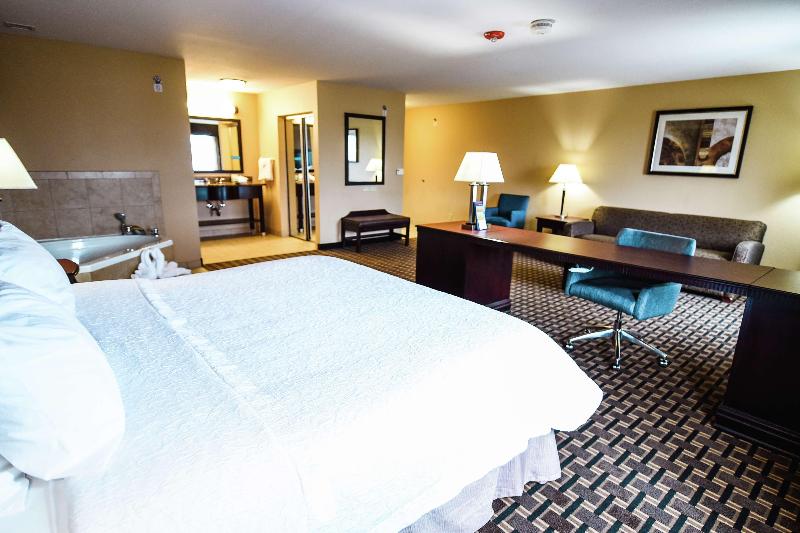 Hampton Inn & Suites Pine Bluff image