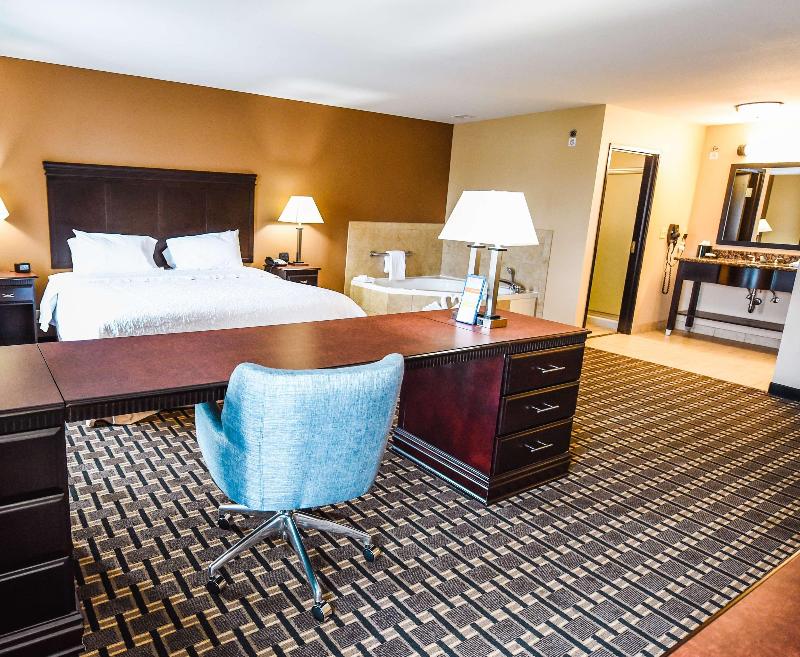 Hampton Inn & Suites Pine Bluff image