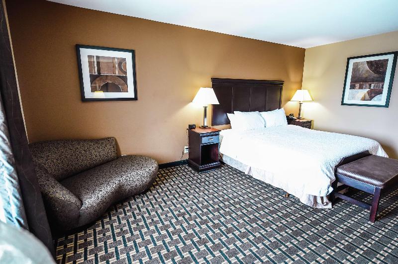 Hampton Inn & Suites Pine Bluff image