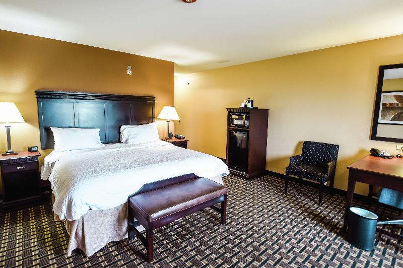 Hampton Inn & Suites Pine Bluff image
