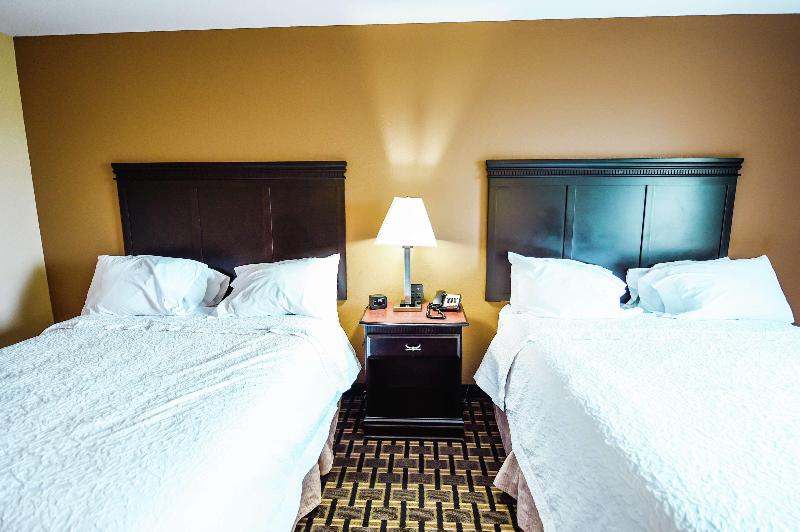 Hampton Inn & Suites Pine Bluff image