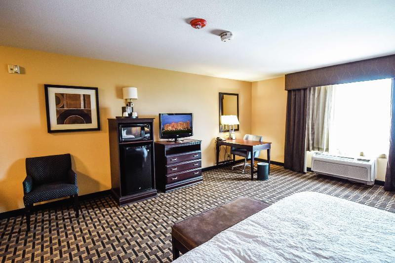Hampton Inn & Suites Pine Bluff image