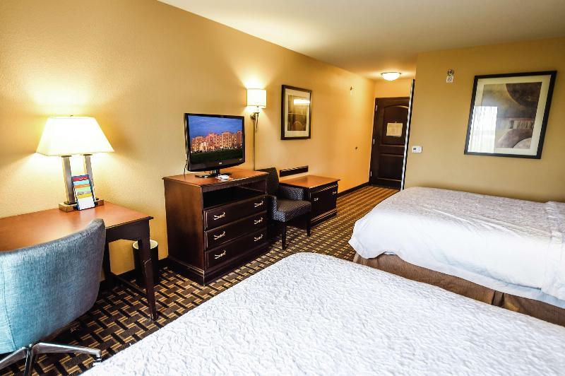 Hampton Inn & Suites Pine Bluff image