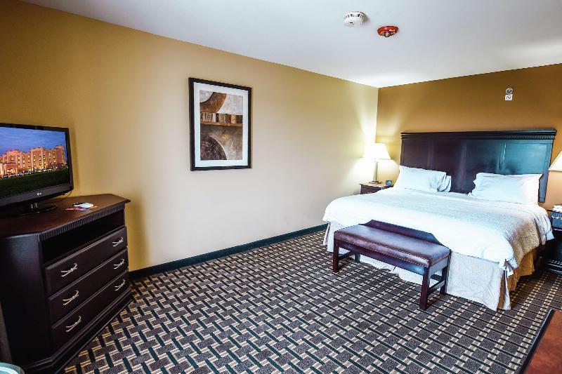 Hampton Inn & Suites Pine Bluff image
