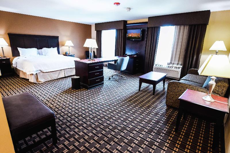 Hampton Inn & Suites Pine Bluff image