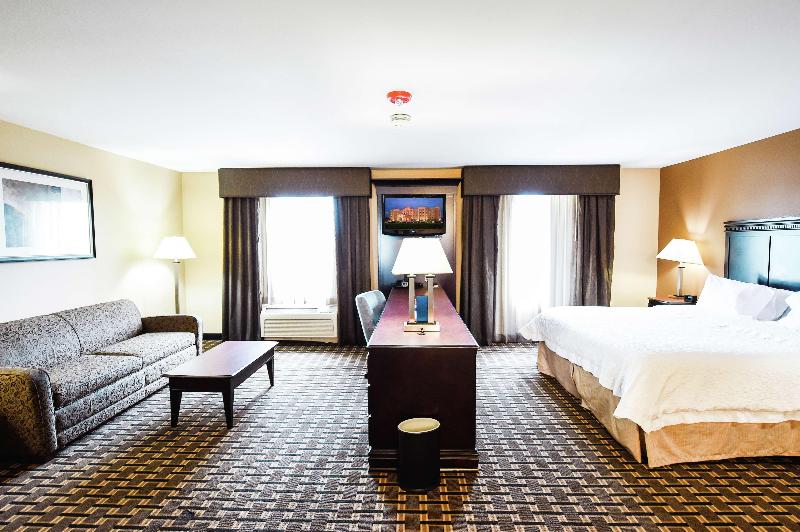 Hampton Inn & Suites Pine Bluff image