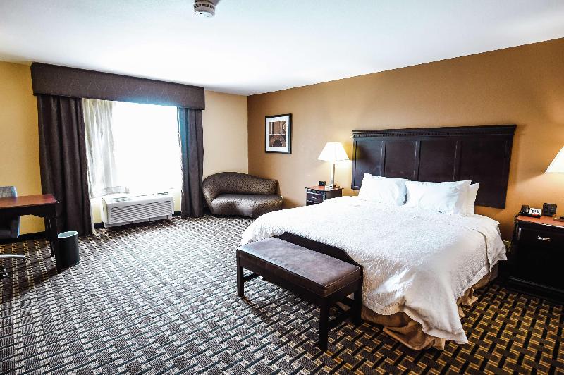 Hampton Inn & Suites Pine Bluff image