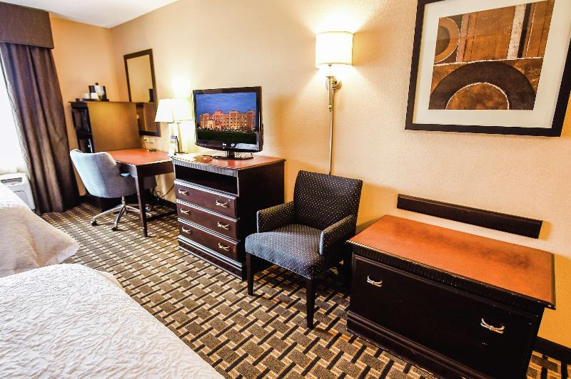 Hampton Inn & Suites Pine Bluff image