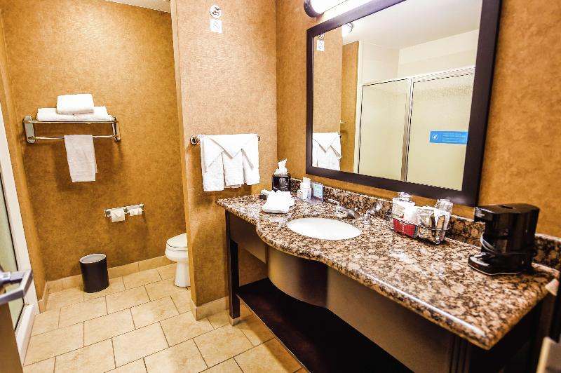 Hampton Inn & Suites Pine Bluff image