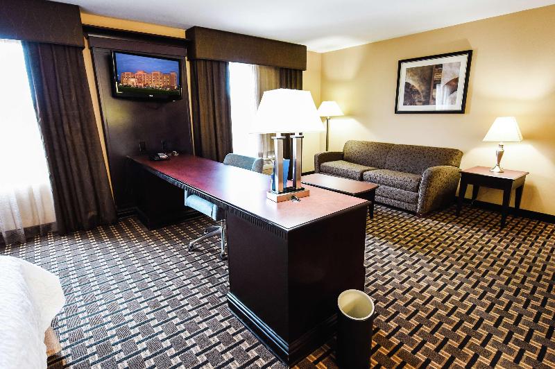 Hampton Inn & Suites Pine Bluff image