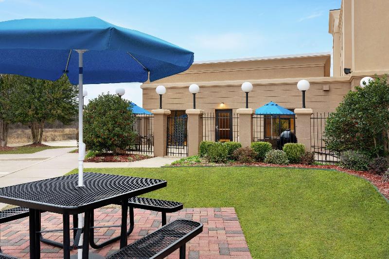 Hampton Inn & Suites Pine Bluff image