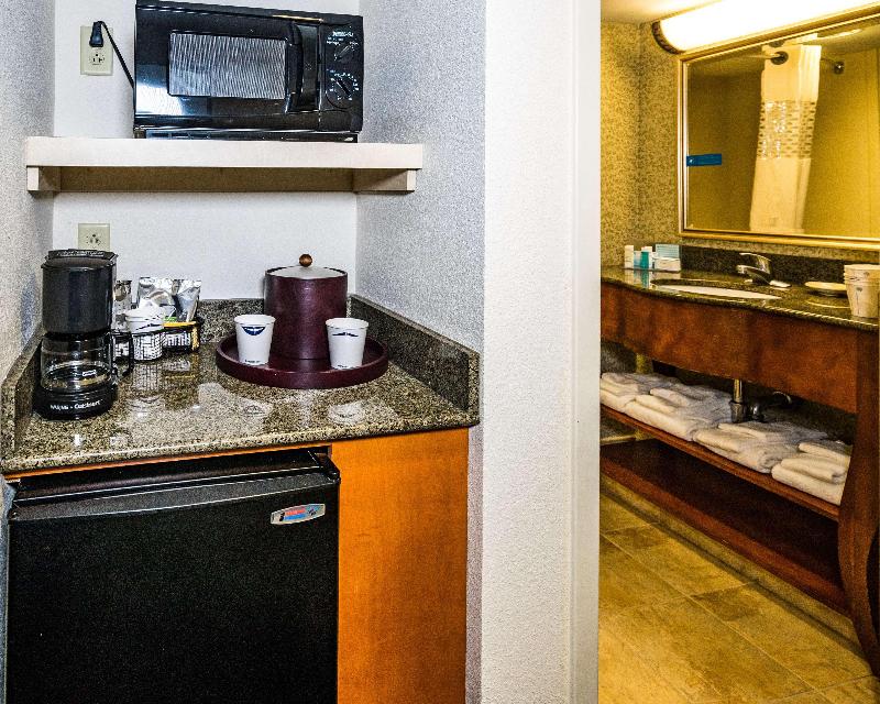 Hampton Inn Easton image
