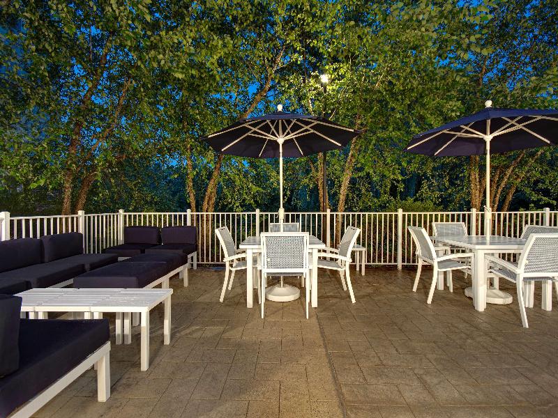 Hampton Inn & Suites Yonkers — general view