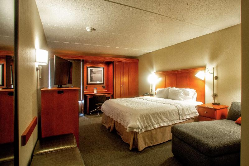 Hampton Inn Wheeling image