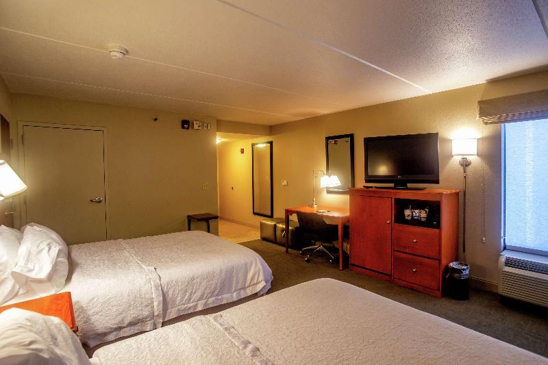 Hampton Inn Wheeling image
