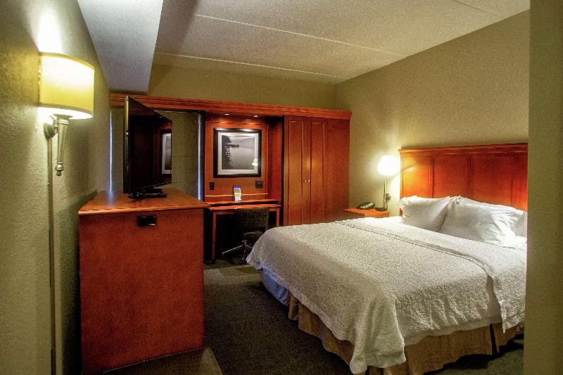Hampton Inn Wheeling image