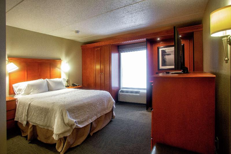 Hampton Inn Wheeling image