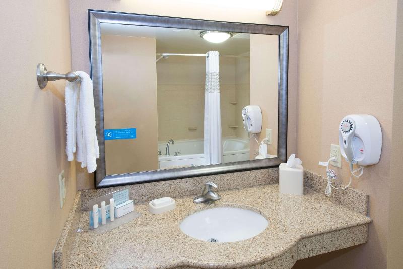 Hampton Inn & Suites Scottsboro image