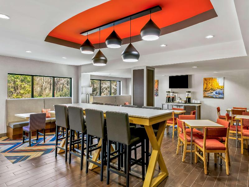 Hampton Inn Bowie image