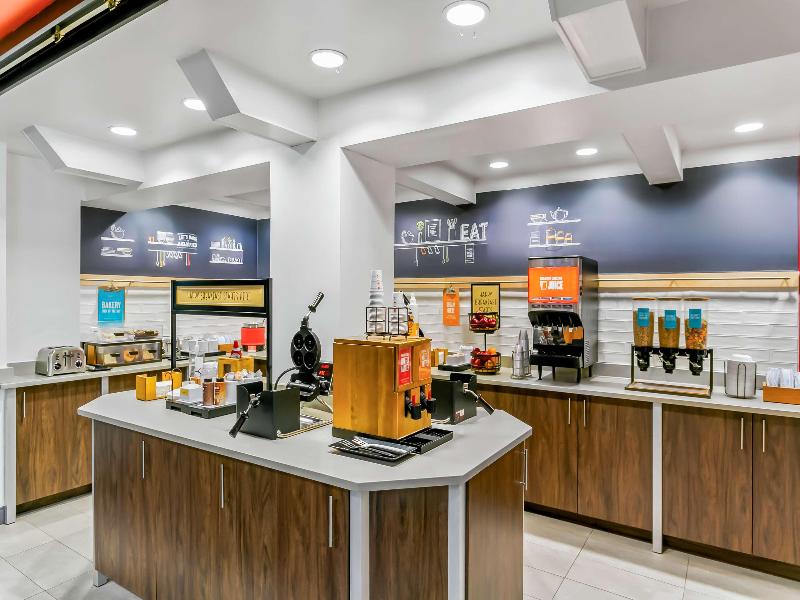 Hampton Inn Bowie image