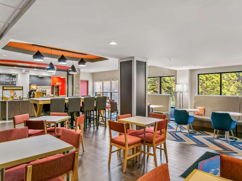 Hampton Inn Bowie image