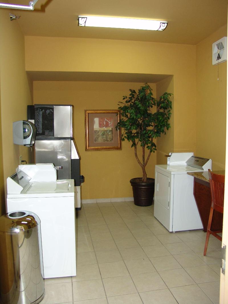 Hampton Inn Garden City image