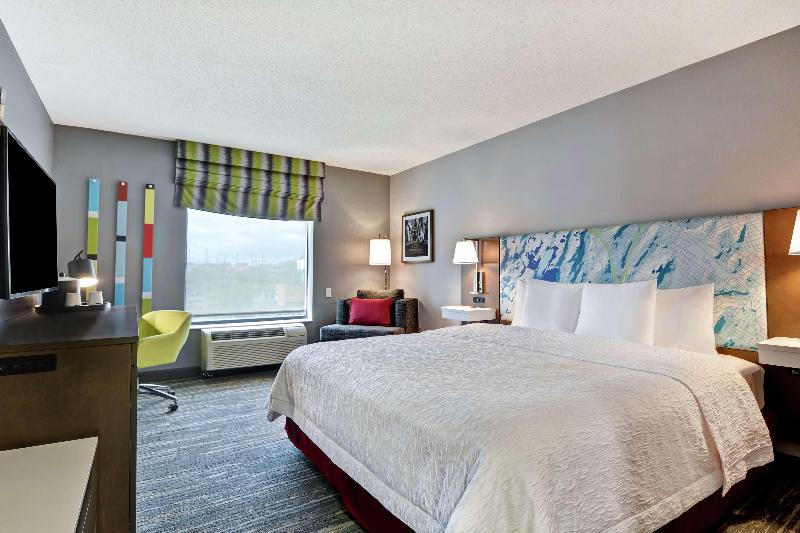Hampton Inn & Suites Newark-Harrison-Riverwalk image