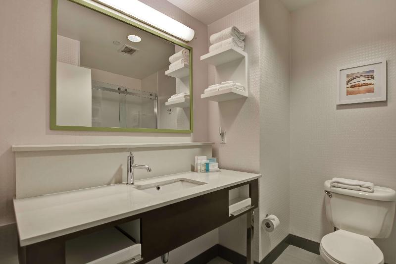 Hampton Inn & Suites Newark-Harrison-Riverwalk image