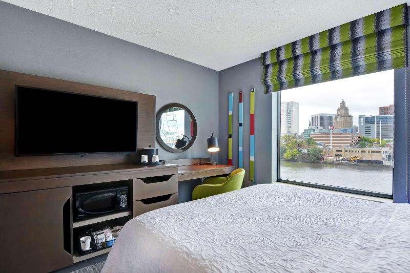 Hampton Inn & Suites Newark-Harrison-Riverwalk image