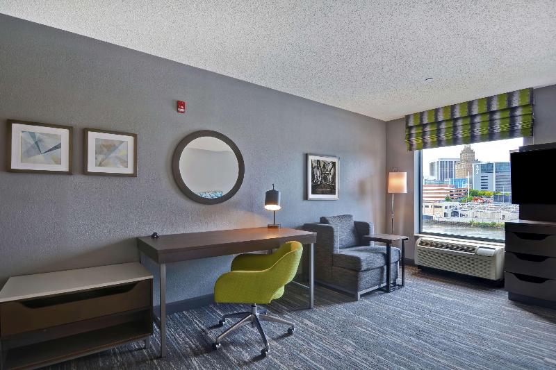 Hampton Inn & Suites Newark-Harrison-Riverwalk image