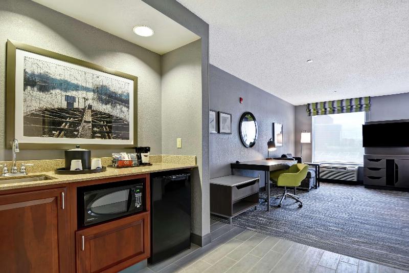 Hampton Inn & Suites Newark-Harrison-Riverwalk image