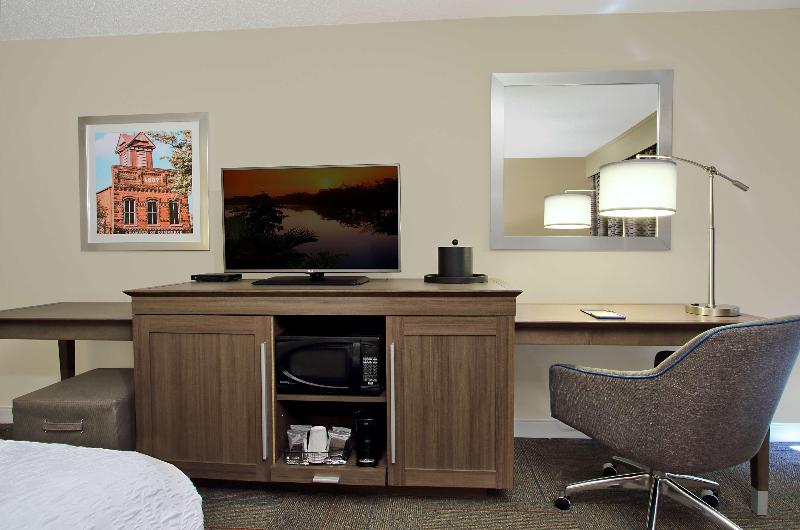 Hampton Inn Madison image
