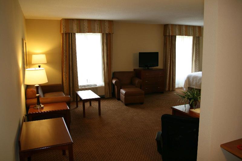 Hampton Inn & Suites Warren image