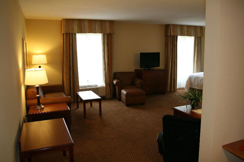 Hampton Inn & Suites Warren image