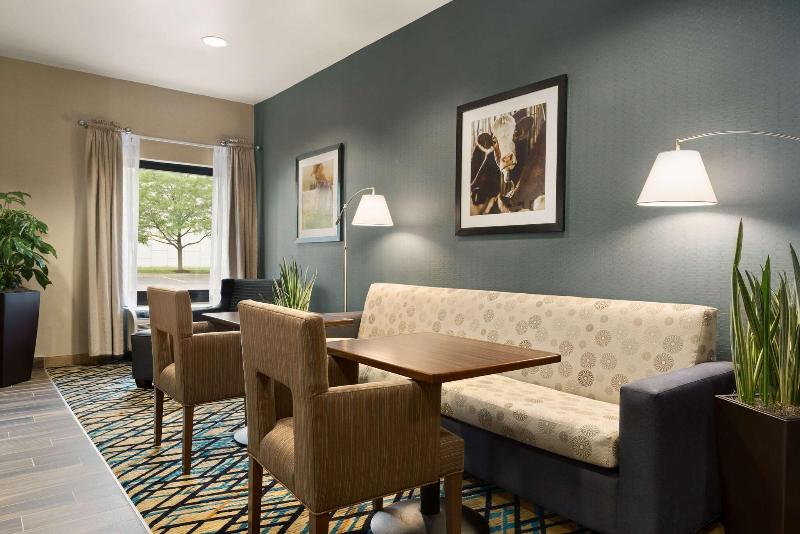 Hampton Inn Wausau image